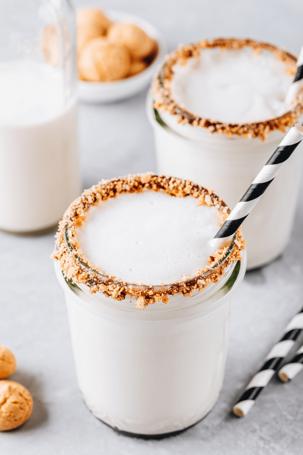 Vanilla Milkshake with Crispy Cookies