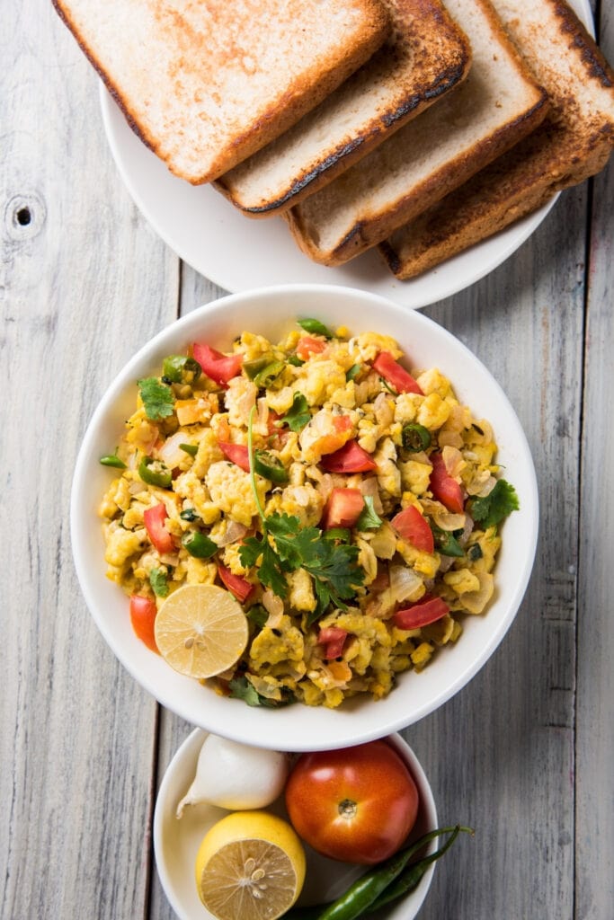 Spicy scrambled eggs and toast