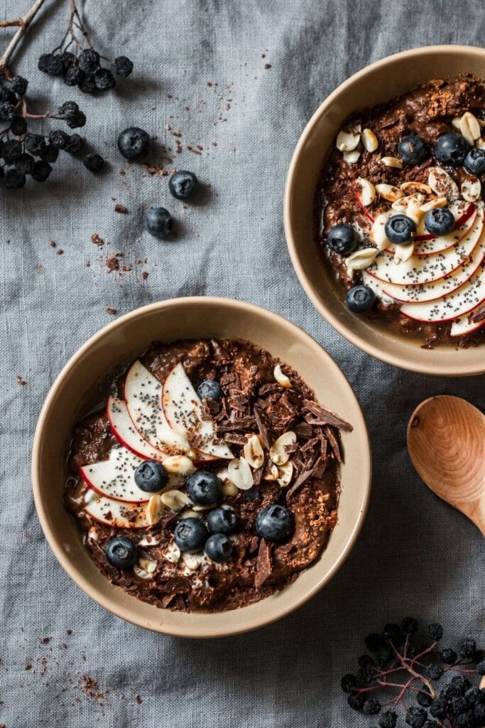 20 Easy Cacao Powder Recipes To Try ASAP featuring Homemade Overnight Chocolate Oats with Berries