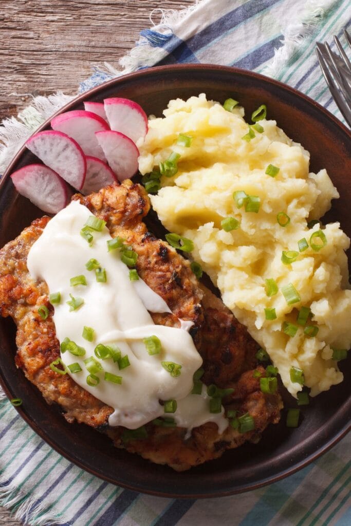 Fried Round Steak with White Gravy and Mashed Potatoes