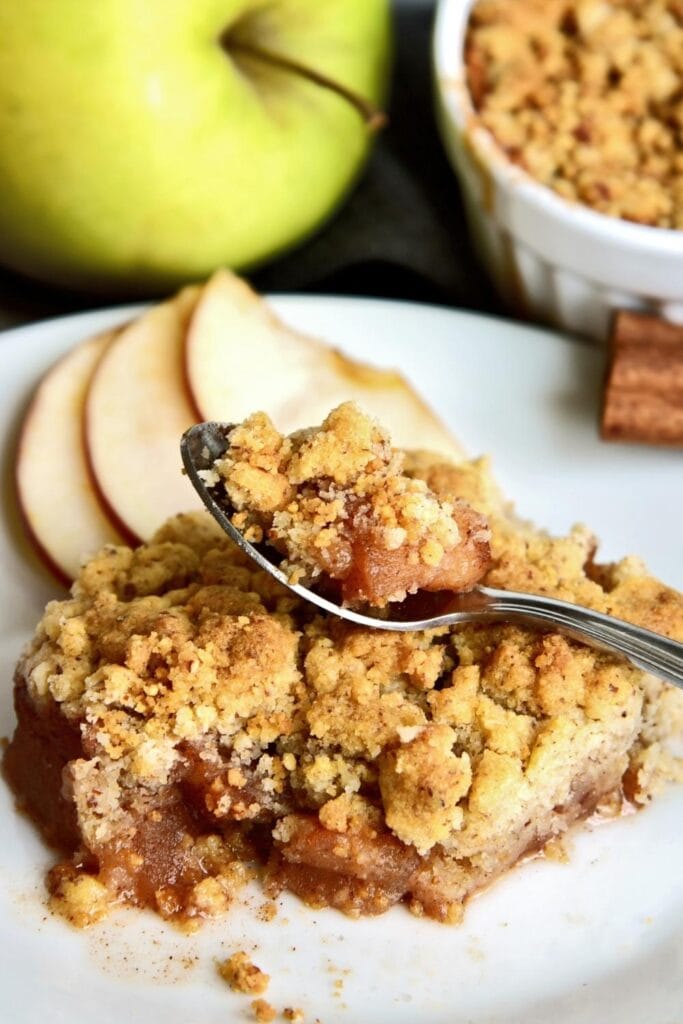 Homemade Vegan Apple Crisp with Cinnamon