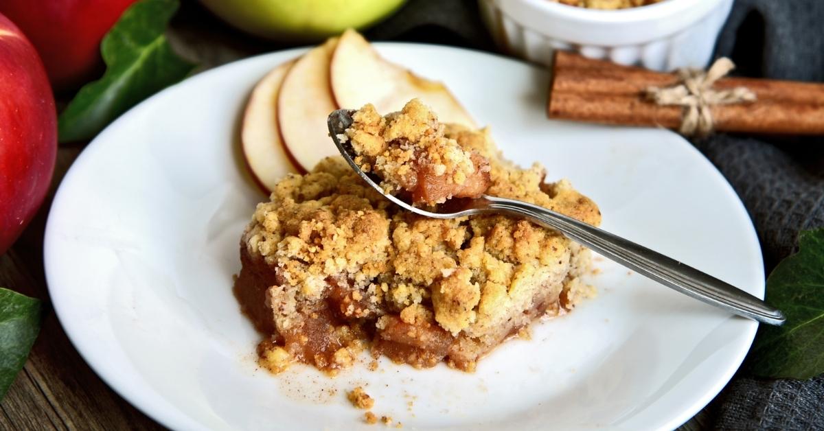 Vegan Apple Crisp with Apple Slices and Cinnamon