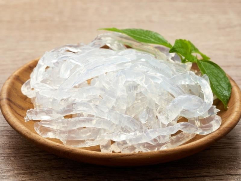 Wooden Platter of Kelp Noodles