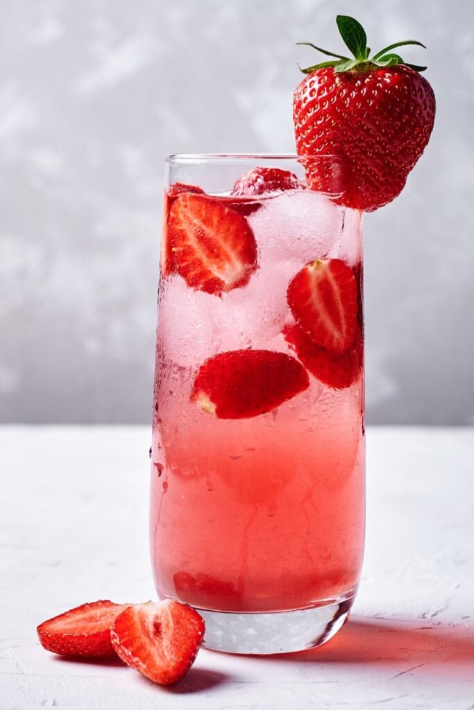 Fresh Strawberry Lemonade with Ice