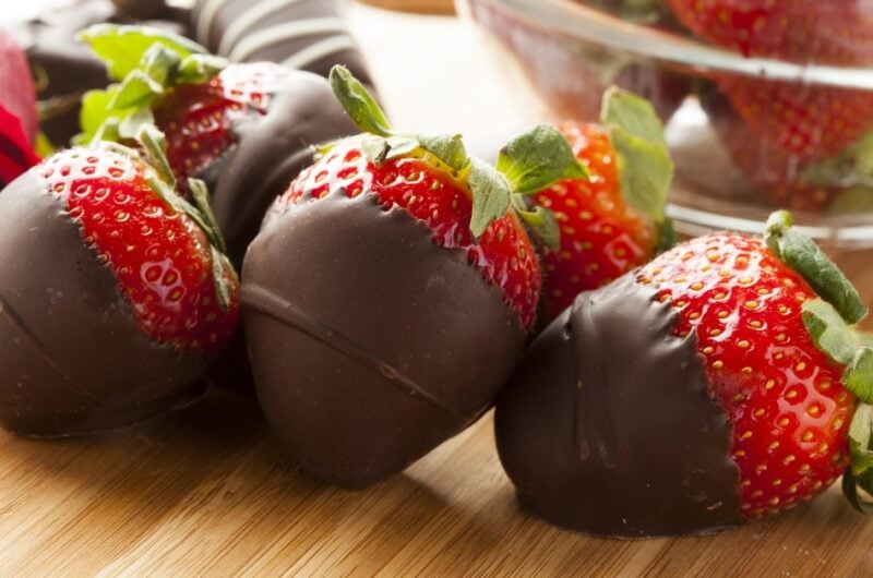 Chocolate-Covered Strawberries (Easy Recipe)