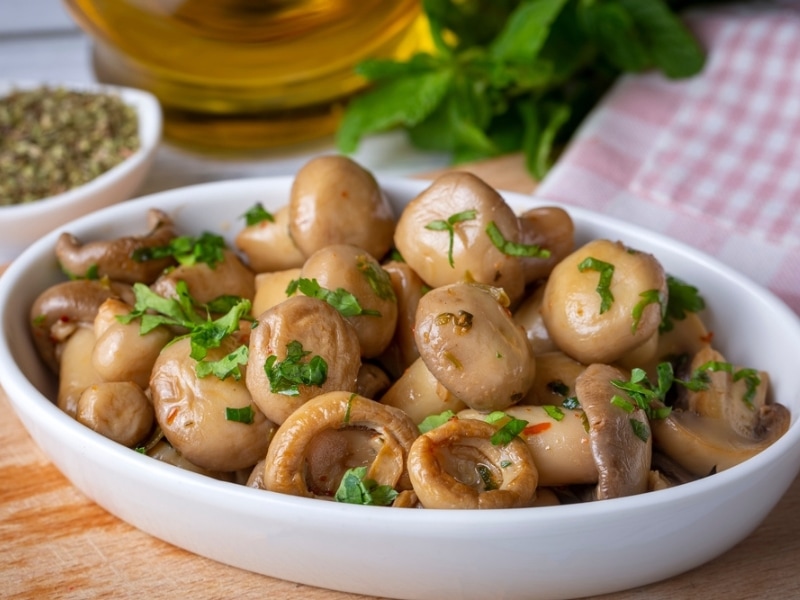 Seasoned Microwave Mushroom in a Dish