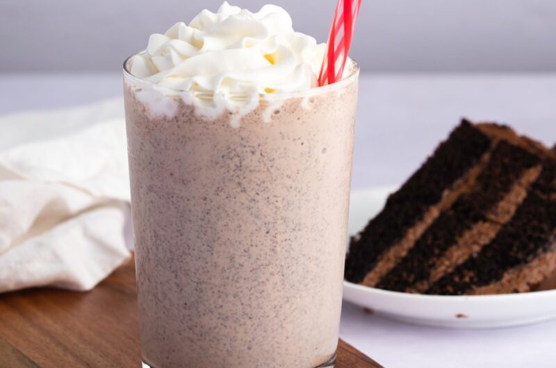 Chocolate Cake Shake (Easy Recipe)