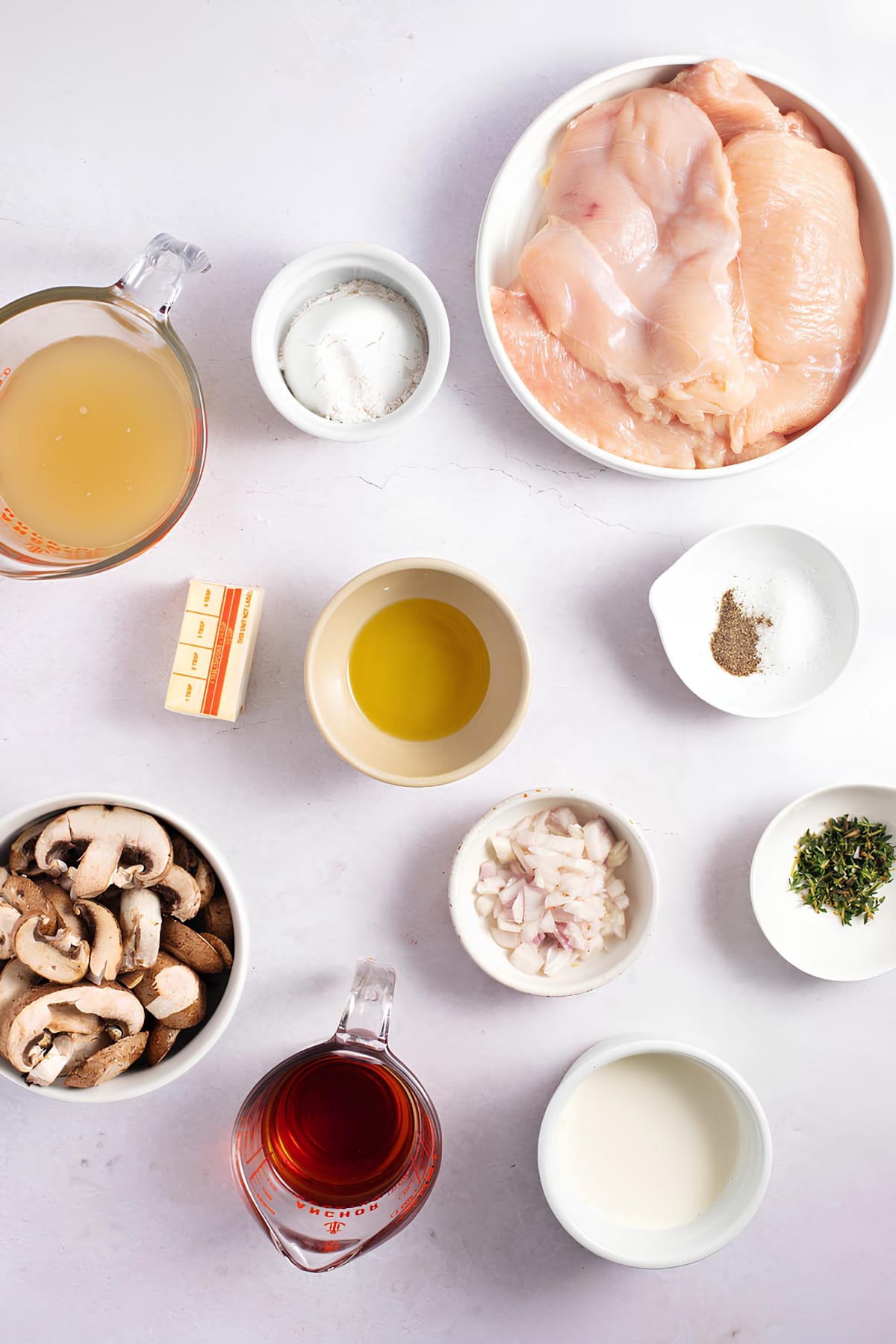 Chicken  breast, seasonings, mushroom, chicken broth, cream and wine. 