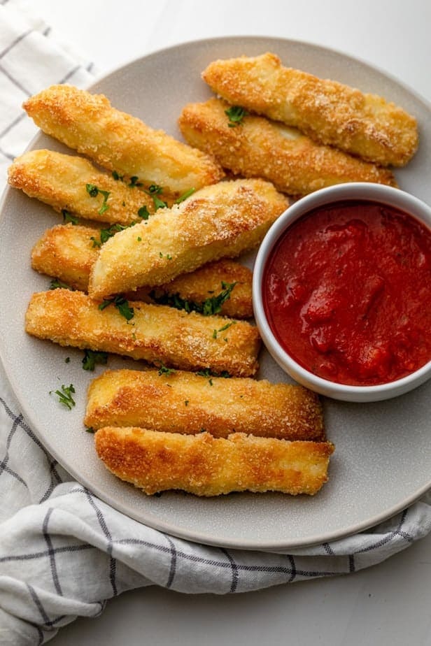 Breaded fried halloumi sticks served with dip.